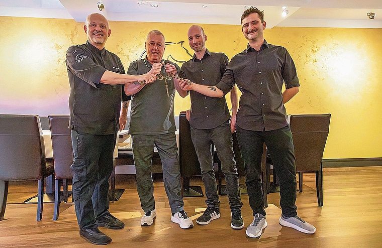 Von links: Marco Dirollo und Stefan Thommen übergeben das Zepter an Steven Bühler und Timm Stoop.Bild: patrick luethi