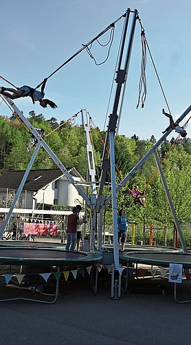 Flugshow auf dem Bungee-Trampolin.Bild: thomas Fürst