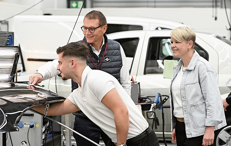 Rolf Galliker, COO und VRP der Galliker Transport AG, zeigte Nebikons Gemeindepräsidentin Chantal Hofer die Arbeit des Carrosseriespenglers.Bilder:  manuel Arnold