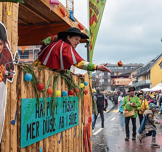 Die Törbeler Zunft Uffikon/Buchs verteilen Obst.Bilder: Dominik Wunderli