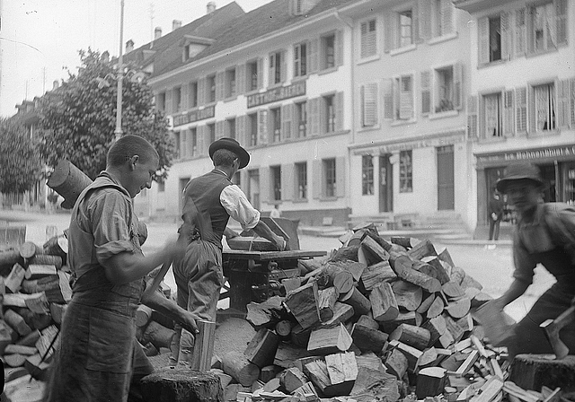 Jugendliche im Städtchen um 1915 beim Sägen und Spalten von Brennholz.zvg/Museum Aarburg