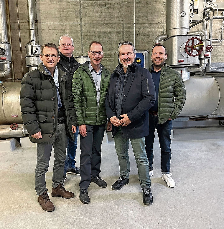 Roberto Romano (EW Rothrist AG), Oliver Stampfli (EW Oftringen AG), Paul Marbach (StWZ Energie AG), Thomas Peyer (erzo KVA) und Raphael Marti (tba energie ag) haben den gemeinsamen Stromliefervertrag erneuert.Bild: zvg