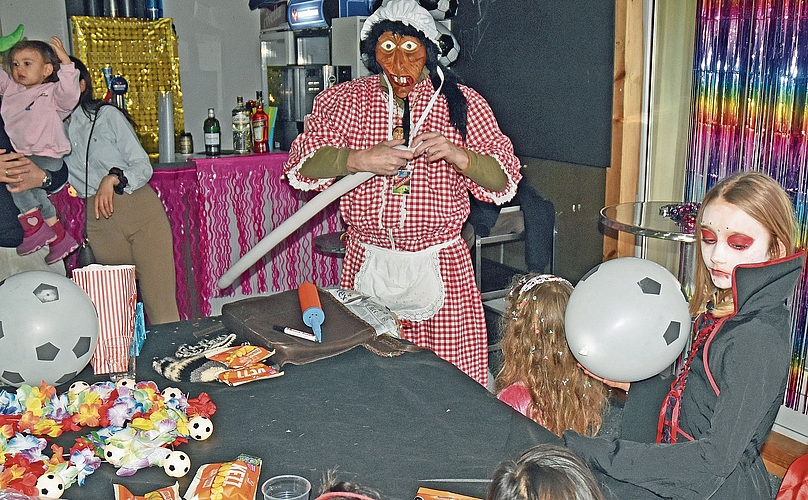 Ballonkünstler «Magichand» kreiert einen «Magic Balloon».Bilder: Alfred Weigel Ballonkünstler «Magichand» kreiert einen «Magic Balloon».Bilder: Alfred Weigel