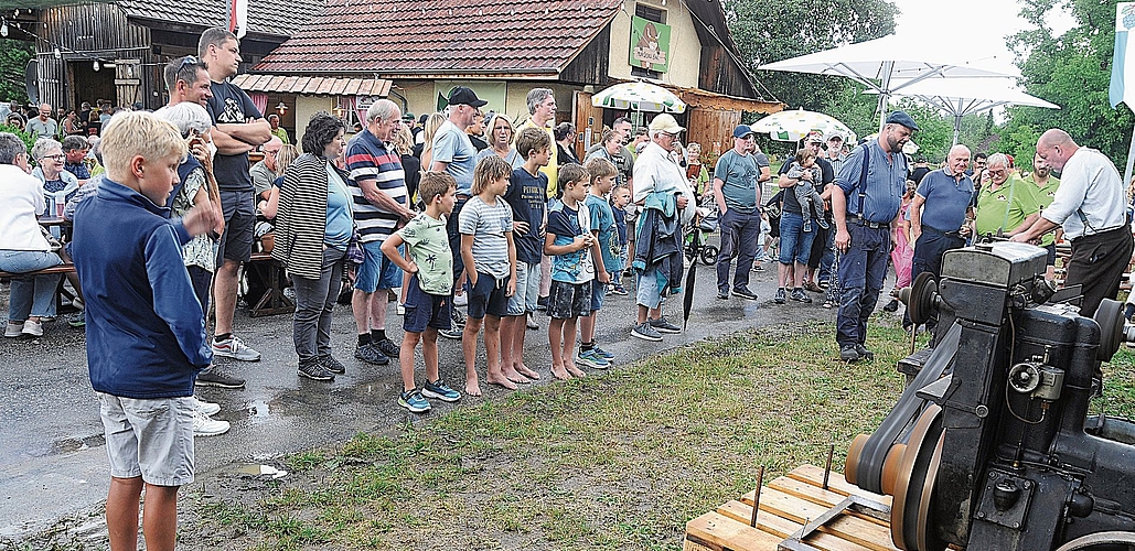 Gross und Klein interessierten sich für das alte Handwerk.