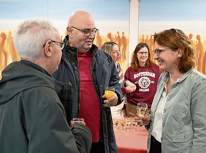 Gemeindepräsidentin Daniela Weber (rechts) im angeregten Gespräch.Bild; Thomas Fürst