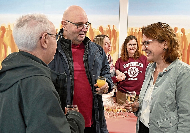 Gemeindepräsidentin Daniela Weber (rechts) im angeregten Gespräch.Bild; Thomas Fürst