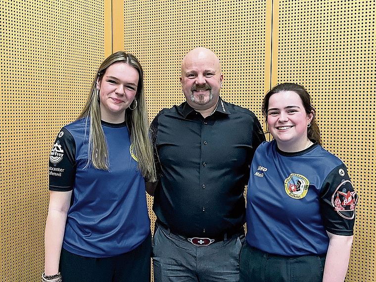 Jasmin Siegrist, Präsident Renato Joller und Melanie Siegrist (v.l.).Bild: ZVG