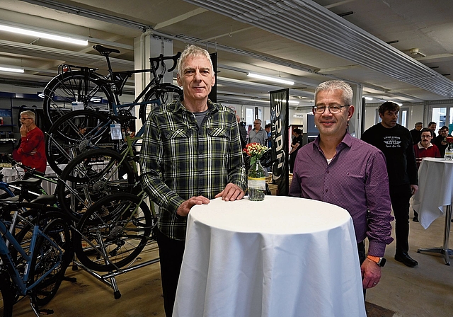 Brachten die Übernahme von Titan Bikes durch die Stiftung azb ins Rollen (v.l.): Toni Schnetzer und Reto Bubendorff, Bereichsleiter Industrielle Produktion azb.Bilder: thomas Fürst