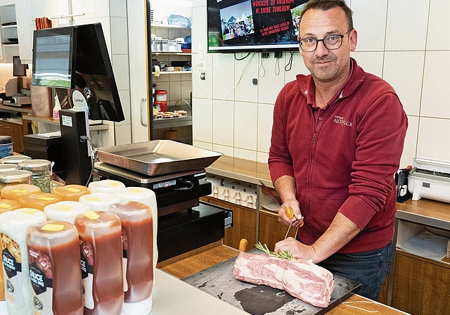 Alois Koller bei der Arbeit in der gleichnamigen Metzgerei.bild: Alex Spichale