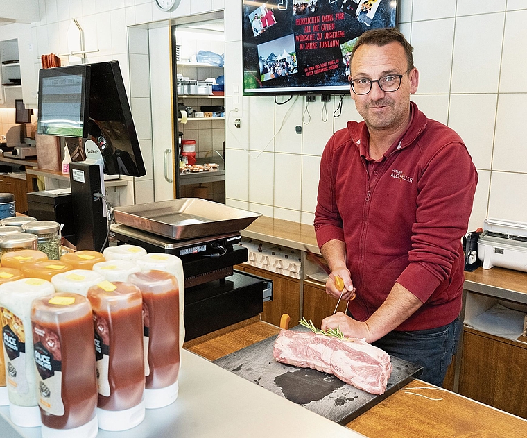 Alois Koller bei der Arbeit in der gleichnamigen Metzgerei.bild: Alex Spichale