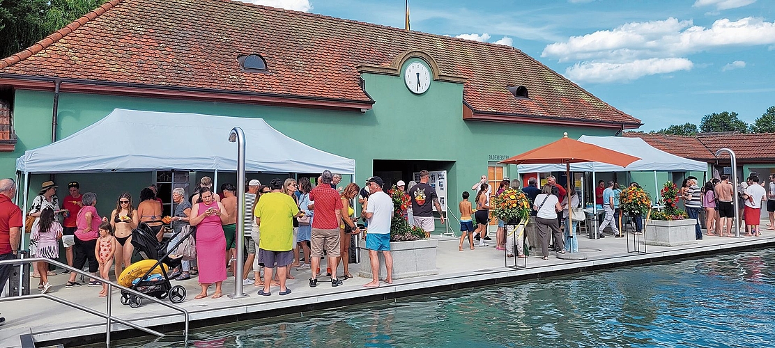 Der Apéro zu Ehren der Badi Aarburg erfreute sich über regen Zulauf.Bilder: Hans-Ueli Schär Der Apéro zu Ehren der Badi Aarburg erfreute sich über regen Zulauf.Bilder: Hans-Ueli Schär