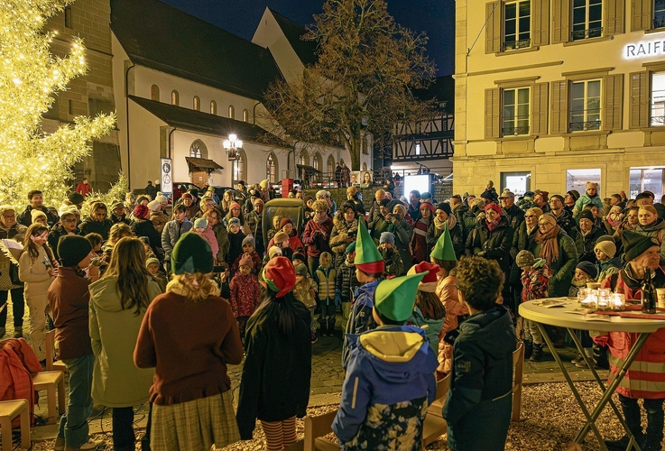Aufmerksam hört das Publikum dem Auftritt der Kinder zu.