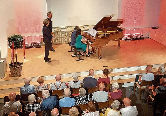 Bis auf den letzten Platz besetzt: «klassikPIANOjazz» brachte im Kulturhaus West klassische Klänge und Jazz an einem Flügel zusammen.Bild: Andreas Krenger