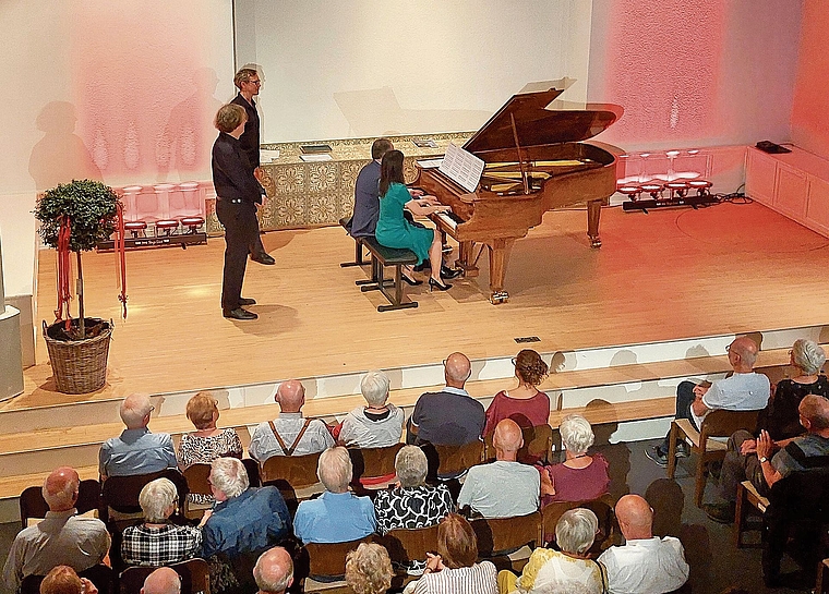 Bis auf den letzten Platz besetzt: «klassikPIANOjazz» brachte im Kulturhaus West klassische Klänge und Jazz an einem Flügel zusammen.Bild: Andreas Krenger
