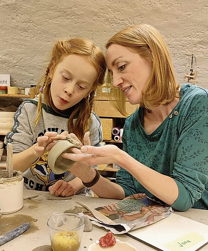 Eine schöne Beschäftigung: Mutter und Tochter gemeinsam beim Töpfern. Eine schöne Beschäftigung: Mutter und Tochter gemeinsam beim Töpfern.