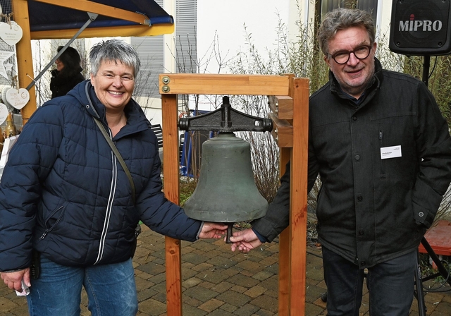 Astrid Bär und Urs Schenker eröffneten den Märt mit dem obligaten Glockenschlag.