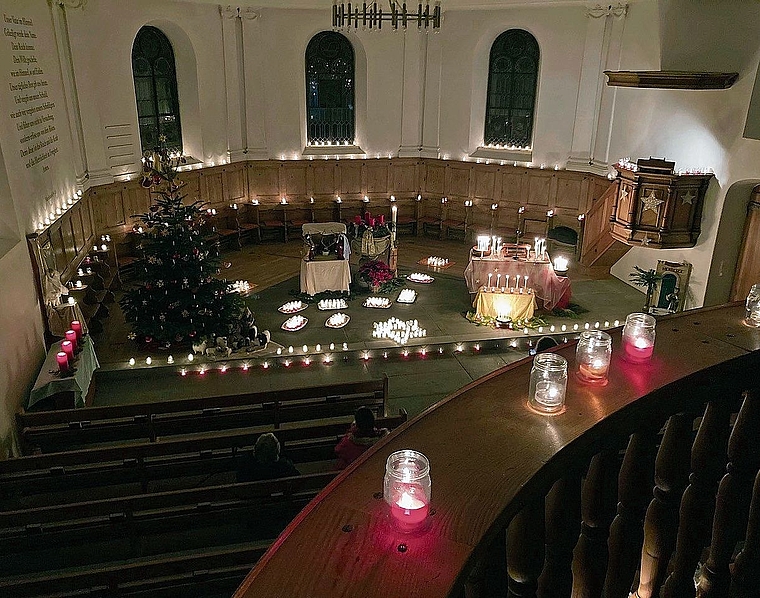 Die Kirche erstrahlt im Lichterglanz von hunderten Kerzen.Bild: zvg