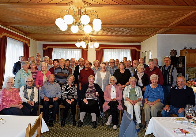 Die Jubilarinnen und Jubilare genossen gemeinsam mit dem Gemeinderat das gemütliche Beisammensein.Bild: zvg