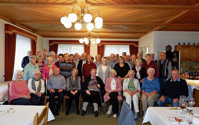 Die Jubilarinnen und Jubilare genossen gemeinsam mit dem Gemeinderat das gemütliche Beisammensein.Bild: zvg