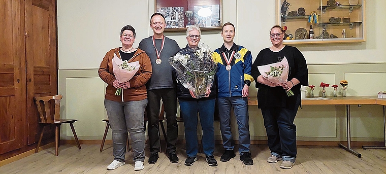 Michèle Hediger (neu im Vorstand), Präsident Peter Zürcher, Heidi Meier (aus dem Vorstand verabschiedet), Daniel Müller und Marlen Moser (v. l.)Bild: zvg