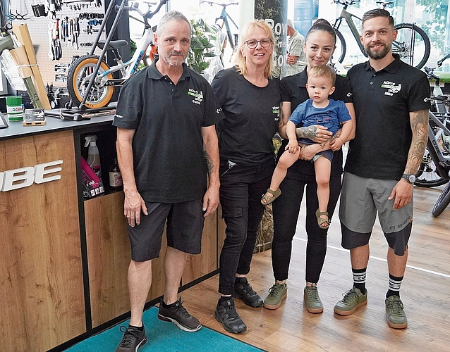 Das Team von Höfis Velo Shop (v.l.): Daniel und Yvonne Hofer, Morena Pagliari mit Matteo und Mike Hofer.Bilder: jil Lüscher Das Team von Höfis Velo Shop (v.l.): Daniel und Yvonne Hofer, Morena Pagliari mit Matteo und Mike Hofer.Bilder: jil Lüscher