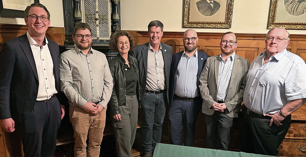 Sechs neue Gesellschafter wurden aufgenommen (v.l.): David Gabi, Stefan Ruf, Sabina Freiermuth, Vizepräsident Beat Senn, Marc Bärtschi, Roman Federer, Max Schärer. Sechs neue Gesellschafter wurden aufgenommen (v.l.): David Gabi, Stefan Ruf, Sabina Freiermuth, Vizepräsident Beat Senn, Marc Bärtschi, Roman Federer, Max Schärer.
