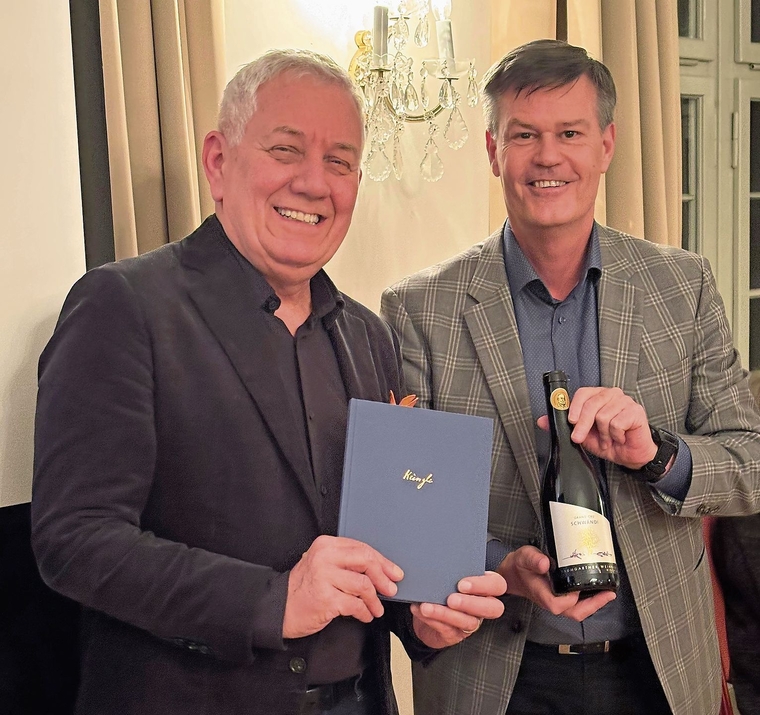 Beat Senn, Vizepräsident der Oberst Künzli-Gesellschaft (rechts) überreichte Röbi Koller ein Präsent.Bild: zvg