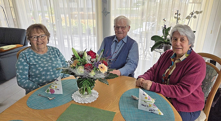 Marianne Bänziger (links) besucht im Auftrag der reformierten Kirchgemeinde Oftringen ältere Menschen. Sozialdiakonin Judith Schreyger (rechts) ist dankbar für diesen engagierten, freiwilligen Einsatz.Bild: zvg