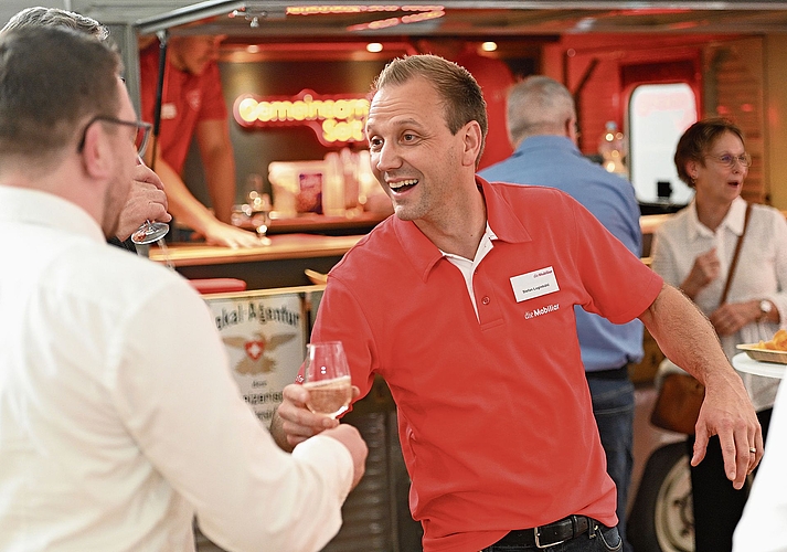 Heimspiel: Stefan Luginbühl (2. v. l.) am Stand der Mobiliar.Bild: Manuel Arnold