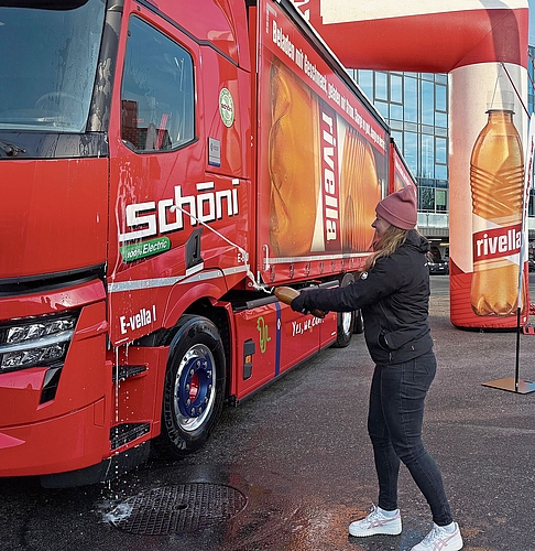 Namensgeberin Franziska Bauer tauft die E-Lastwagen mit Rivella.