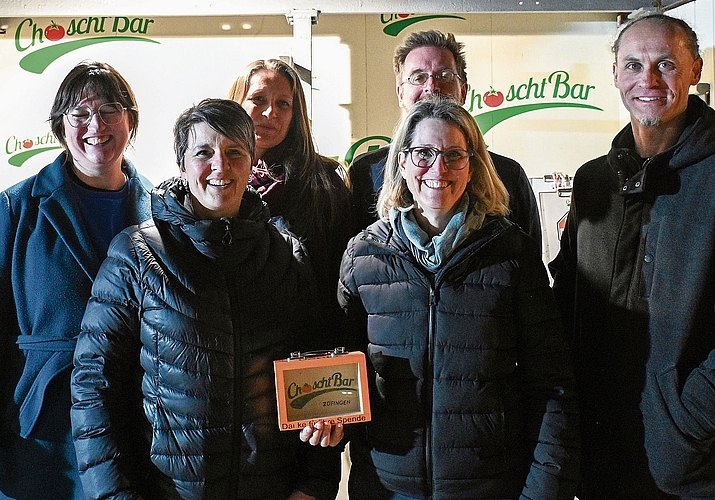 Der Gründungs- und der aktuelle Vorstand der ChoschtBar. Vordere Reihe (von links): Alexandra Fischer und Mirjam Hofer. Hintere Reihe (von links): Viviane Hösli, Ana Laciak, Armin Plüss und Claudio Furrer. Es fehlt: Daniel Hölzle.Bild: Manuel Arn Der Gründungs- und der aktuelle Vorstand der ChoschtBar. Vordere Reihe (von links): Alexandra Fischer und Mirjam Hofer. Hintere Reihe (von links): Viviane Hösli, Ana Laciak, Armin Plüss und Claudio Furrer. Es fehlt: Daniel Hölzle.Bild: Manuel Arnold