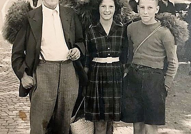 Walter Meier mit Tochter Bernadette und Sohn Anton bei ihrem Marktbesuch im Jahr 1961.Bild: Beat Meier, Buchs
