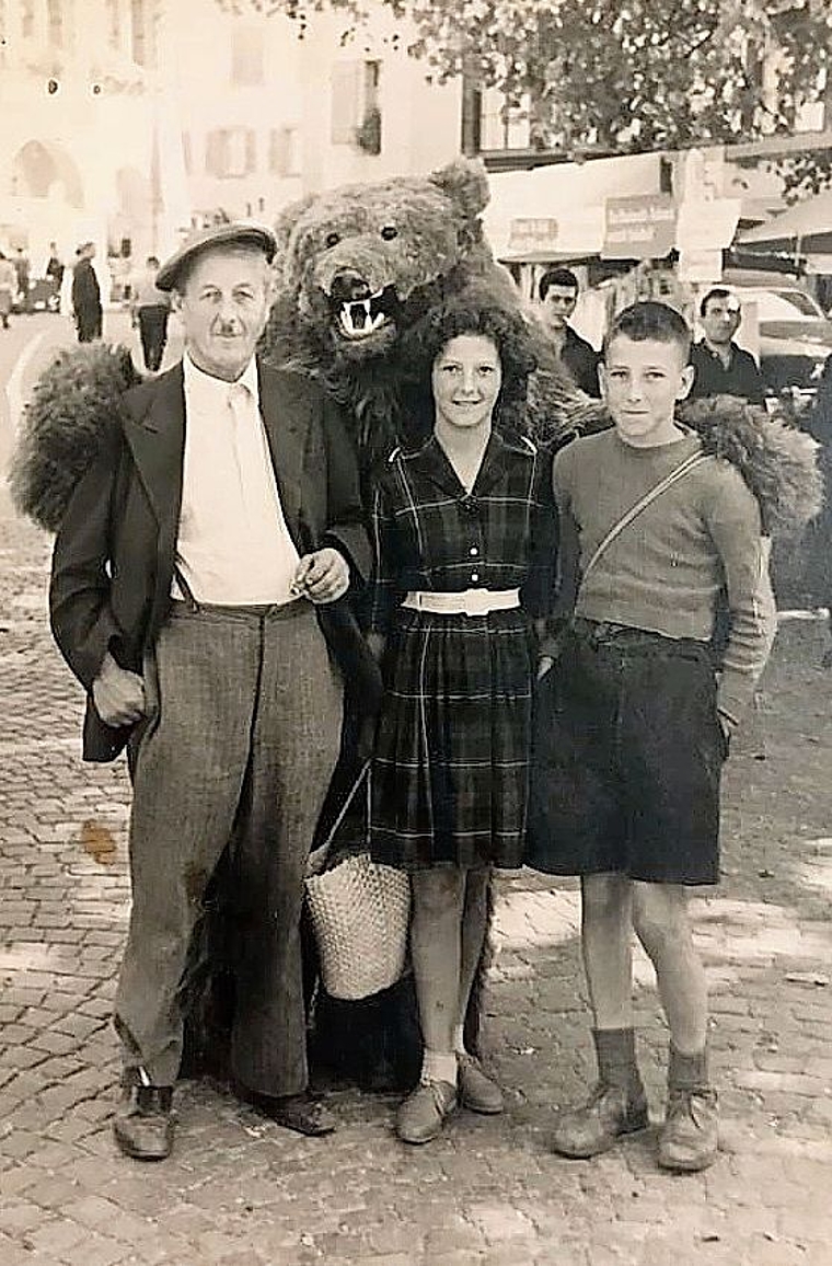Walter Meier mit Tochter Bernadette und Sohn Anton bei ihrem Marktbesuch im Jahr 1961.Bild: Beat Meier, Buchs