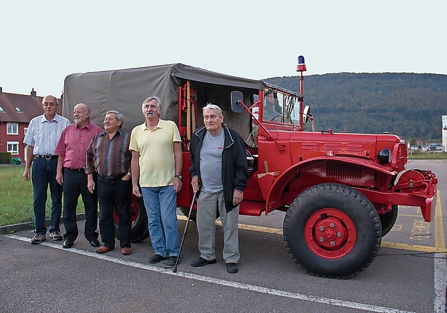 Die «Schrübeler-Gruppe» mit Karl Wälde, Heiri Spycher, Kurt Flückiger, Werner Schneeberger und Werner Matter (v.l.) brachte den «Dodge WC 1944» in 3500 Fronarbeitsstunden wieder in Schuss. Auf dem Bild fehlte damals ferienhalber Heinz Heimann.