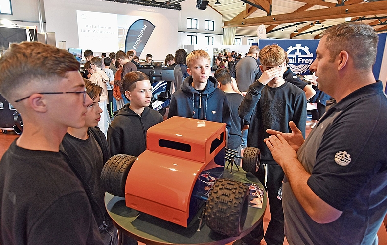 Unter dem Motto «Schule trifft Wirtschaft» konnten sich die Safenwiler Schüler an verschiedenen Ständen über Berufsbilder informieren. Im Bild erklärt ein Emil-Frey-Mitarbeiter den Beruf des Carrosseriereparateurs. Bilder: Raphael Nadler Unter dem Motto «Schule trifft Wirtschaft» konnten sich die Safenwiler Schüler an verschiedenen Ständen über Berufsbilder informieren. Im Bild erklärt ein Emil-Frey-Mitarbeiter den Beruf des Carrosseriereparateurs. Bilder: Raphael Nadler