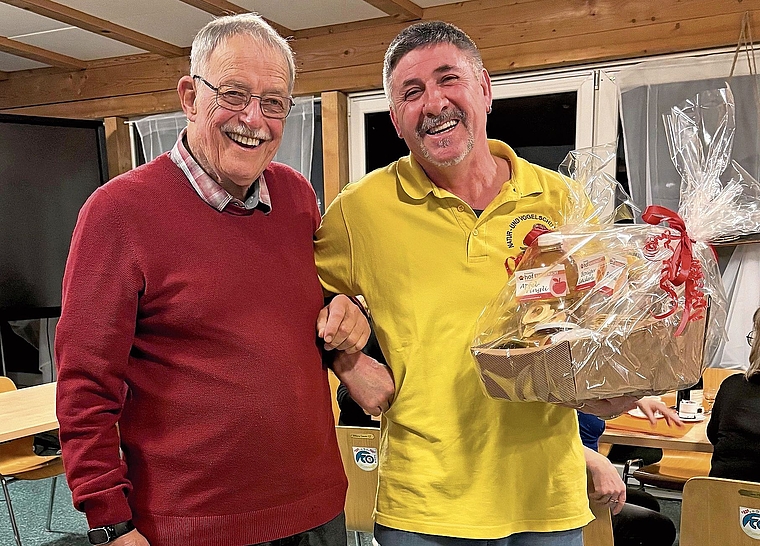 Vereinspräsident Urs Meyer verdankte die 50-jährige Vereinstreue des Gründungsmitglieds Roland Zimmerli (links).Bild: zvg