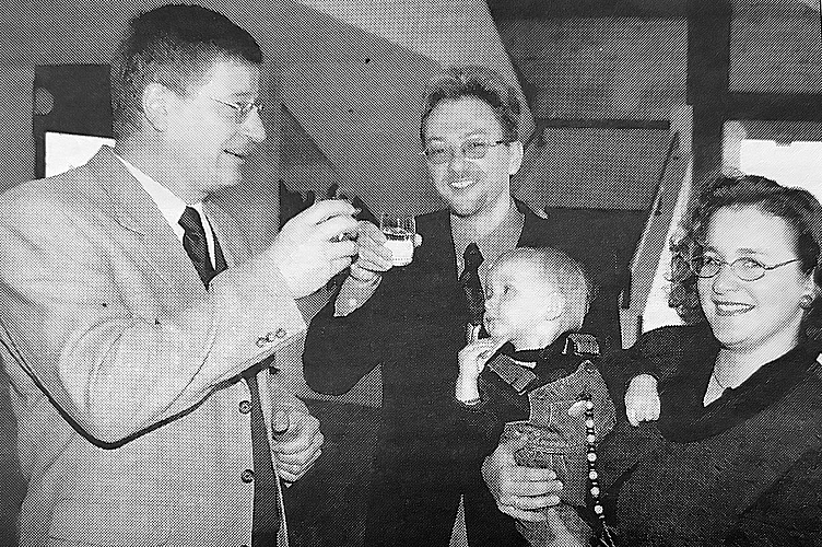 Stefan Jung (Bildmitte) stiess am Neujahrsapéro 2001 mit seiner Frau Sandra, dem einjährigen Sohn Yannick und Gemeinderat Hans Jürg Koch auf seine neue Stelle als Rothrister Gemeindeschreiber an. Bild: Archiv Wiggertaler Stefan Jung (Bildmitte) stiess am Neujahrsapéro 2001 mit seiner Frau Sandra, dem einjährigen Sohn Yannick und Gemeinderat Hans Jürg Koch auf seine neue Stelle als Rothrister Gemeindeschreiber an. Bild: Archiv Wiggertaler