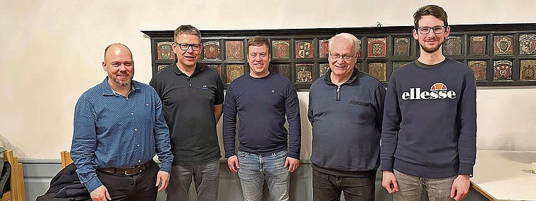 Das neue Aktivmitglied Dominique Gisin (Mitte) umrahmt vom Vorstand des Tambourenvereins (von links): Stefan Kayser, Marcel Gyger, Thomas Hauri und Timeo Jauslin.Bild: ZVG