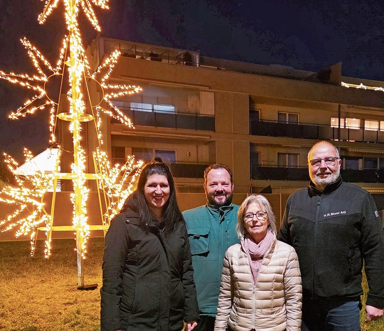 Andrea Müller, André Bühler, Marianne Kamber und Kurt Moor vor dem neuen Baum.Bild: Adrienne Müller
