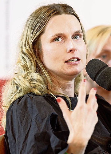 Klára Vlasáková ergründet Gesellschaften im Ausnahmezustand. Klára Vlasáková ergründet Gesellschaften im Ausnahmezustand.