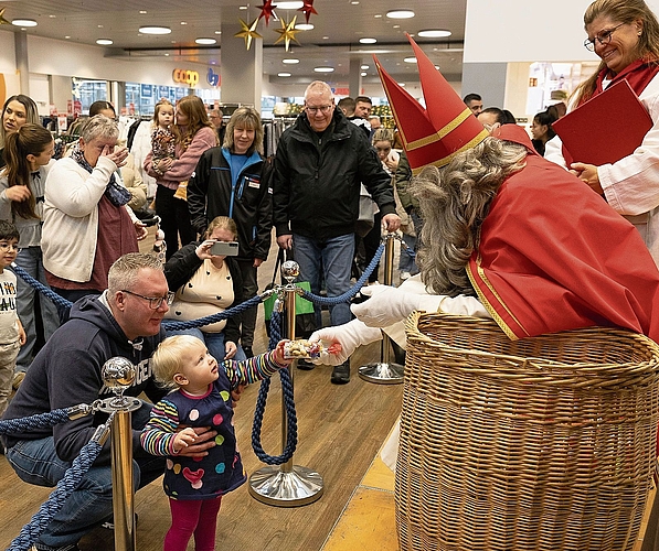 Jedes Kind erhielt ein Säckli mit Nüssen und Schoggi.Bilder: patrick Lüthi Jedes Kind erhielt ein Säckli mit Nüssen und Schoggi.Bilder: patrick Lüthi