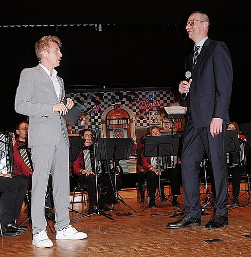 Moderator Ramon Marti (links) interviewte den Dirigenten Adrian Leuenberger, der auf 20 Jahre seines Wirkens zurückblicken konnte.