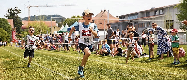 Mit vollem Einsatz sprinteten die Kinder über den Rasen.Bild: zvg