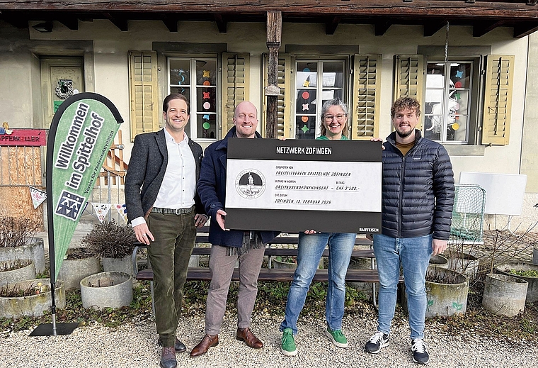 Simon Gerber, Vizepräsident Netzwerk Zofingen, Timo Henzmann, Präsident Netzwerk Zofingen, Seraina Combertaldi, Betriebsleiterin Spittelhof und Fabian Senn, Beisitzer Netzwerk Zofingen (v.l.) bei der symbolischen Checkübergabe.Bild: zvg
