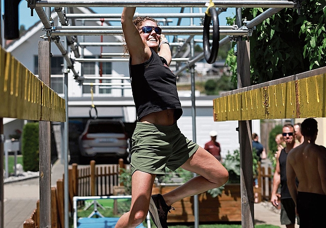Nathalie Häfliger beim Training im Garten eines Ninja-Trainingskollegen.bild: Tobias Metzger