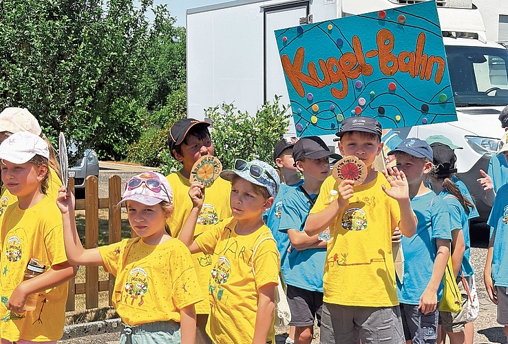 Mit guter Laune marschieren die Kinder Richtung Schule. Mit guter Laune marschieren die Kinder Richtung Schule.