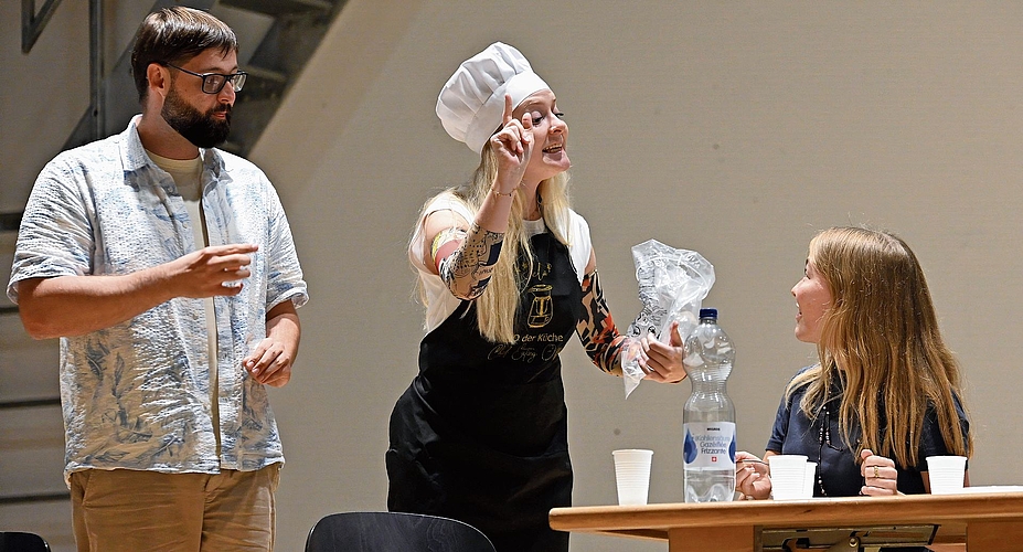 Marco Swiatek, Selina Balmer und Fabienne Bumann (von links) servieren einen amüsanten Zweiakter im Gemeindesaal.Bild: manuel Arnold Marco Swiatek, Selina Balmer und Fabienne Bumann (von links) servieren einen amüsanten Zweiakter im Gemeindesaal.Bild: manuel Arnold