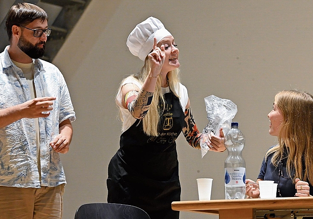 Marco Swiatek, Selina Balmer und Fabienne Bumann (von links) servieren einen amüsanten Zweiakter im Gemeindesaal.Bild: manuel Arnold