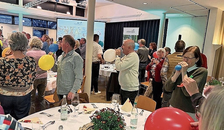 Es galt mit eigener Atemkraft ein Ballon aufzublasen.Bild: zvg