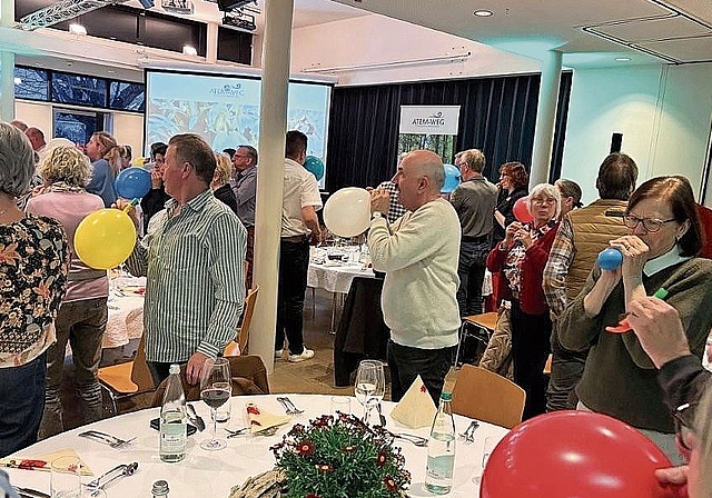 Es galt mit eigener Atemkraft ein Ballon aufzublasen.Bild: zvg